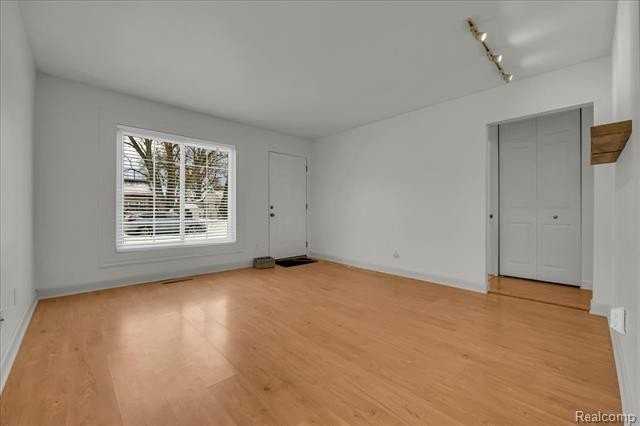 26435 Tawas St - Photo 4 of 20