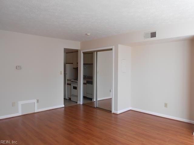 8 Pacific Dr - Photo 3 of 9