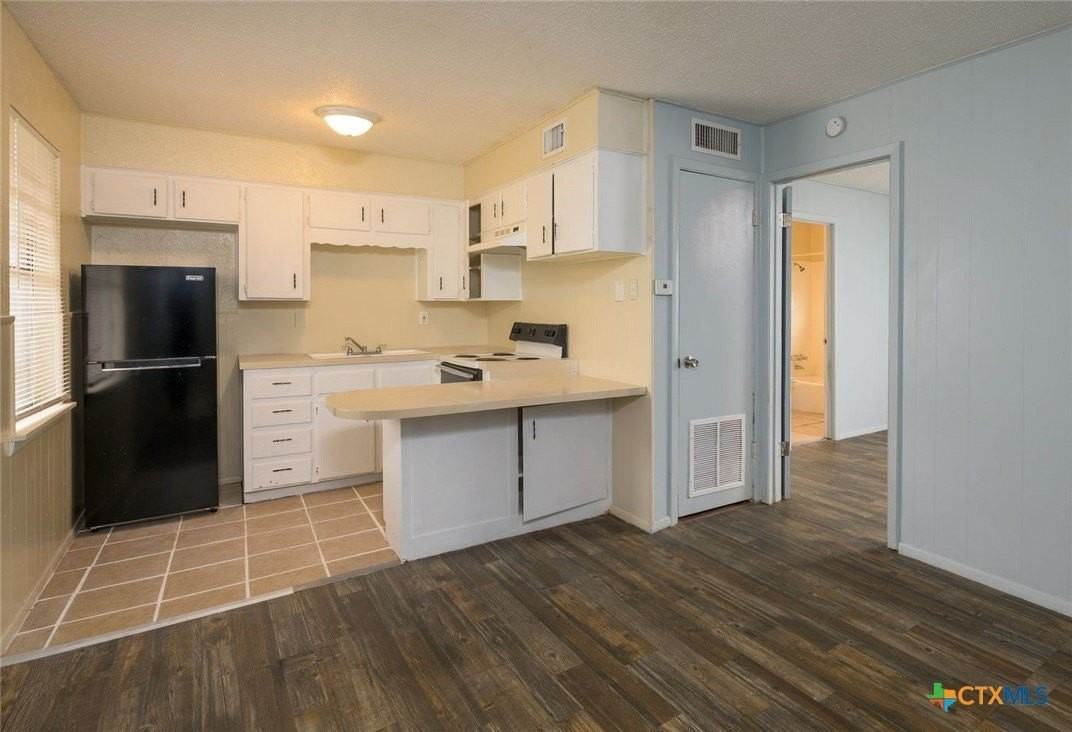 1015 Hall Ave - Photo 2 of 8