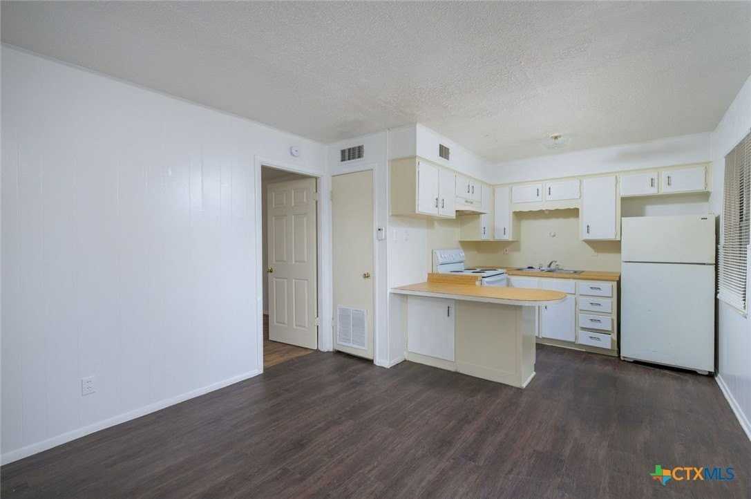 1015 Hall Ave - Photo 5 of 8