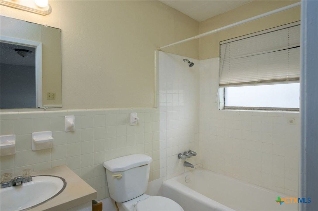 1015 Hall Ave - Photo 6 of 8