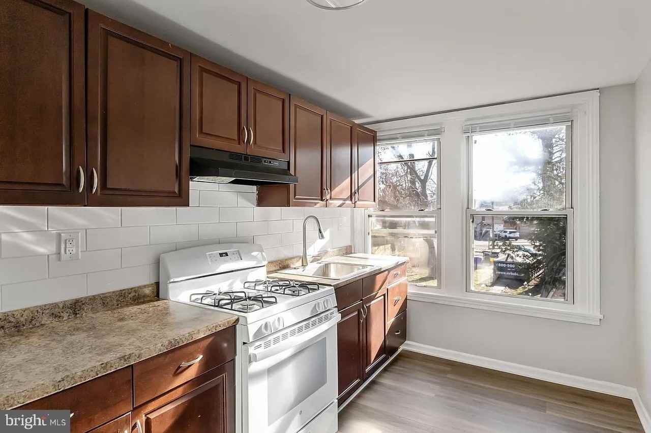 212 Warren St Apt 3 #3 - Photo 5 of 11