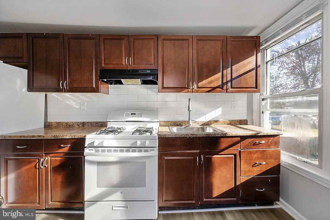 212 Warren St Apt 3 #3 - Photo 6 of 11