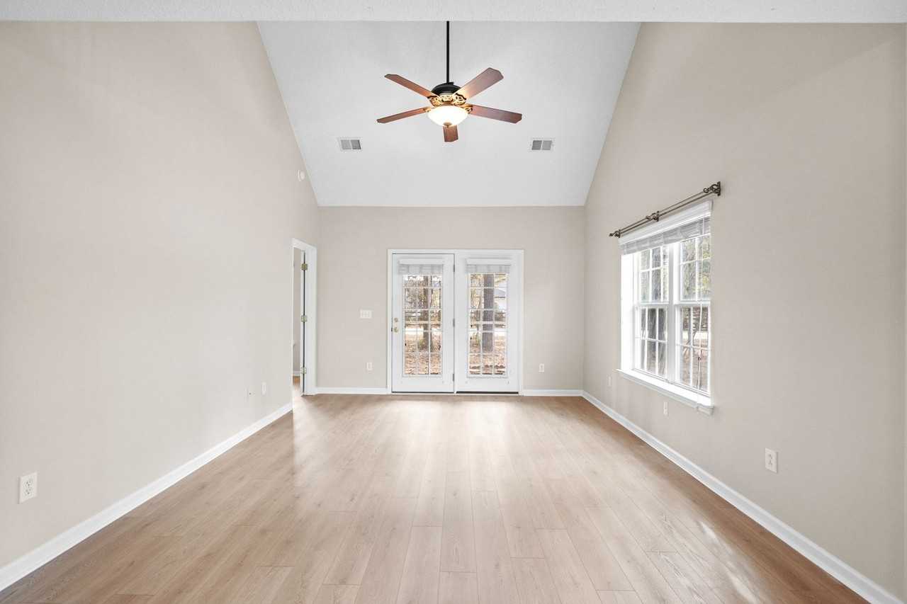 571 Riverward Dr - Photo 6 of 50