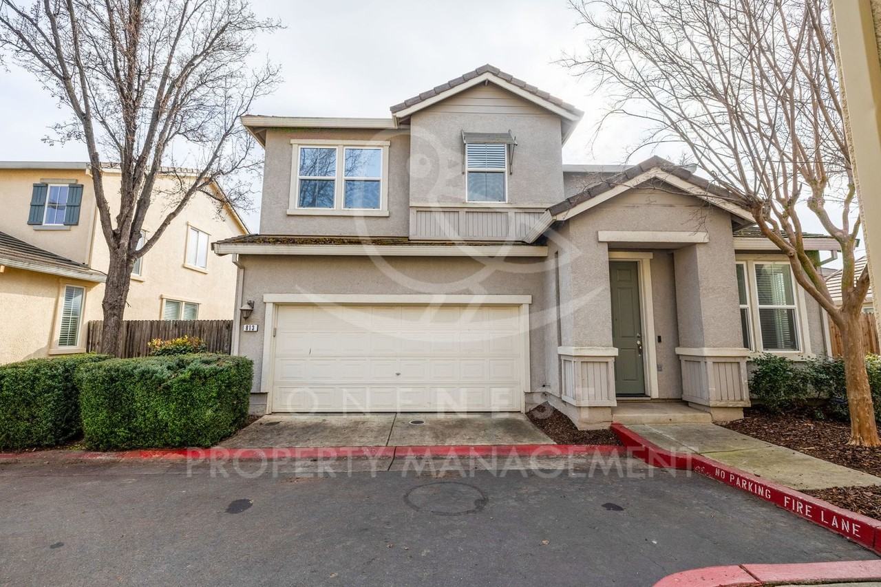 813 Courtyards Loop - Photo 2 of 28