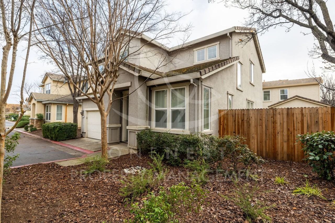 813 Courtyards Loop - Photo 3 of 28