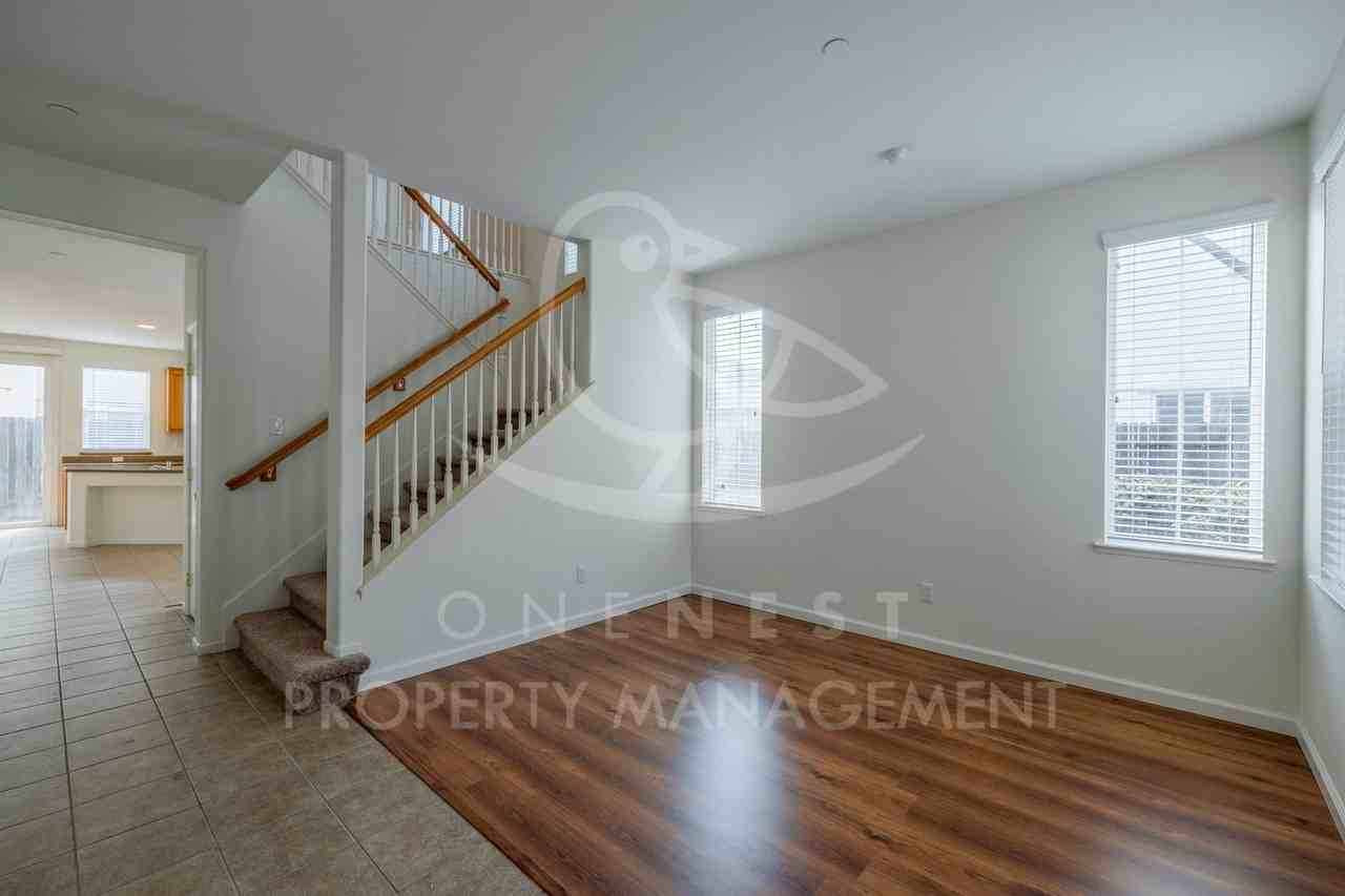 813 Courtyards Loop - Photo 4 of 28