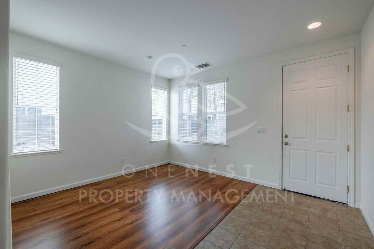 813 Courtyards Loop - Photo 5 of 28