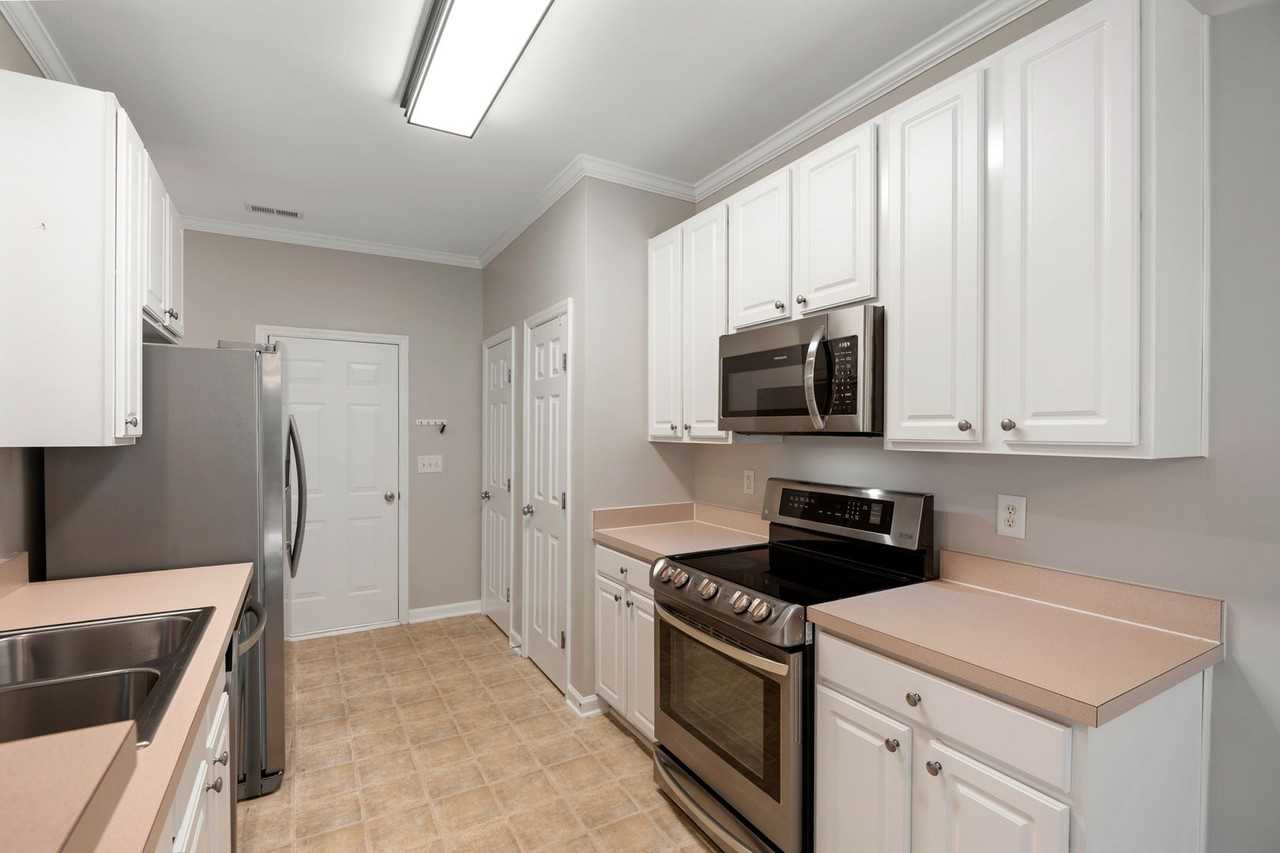 8408 Whisper Ridge Pl - Photo 4 of 23