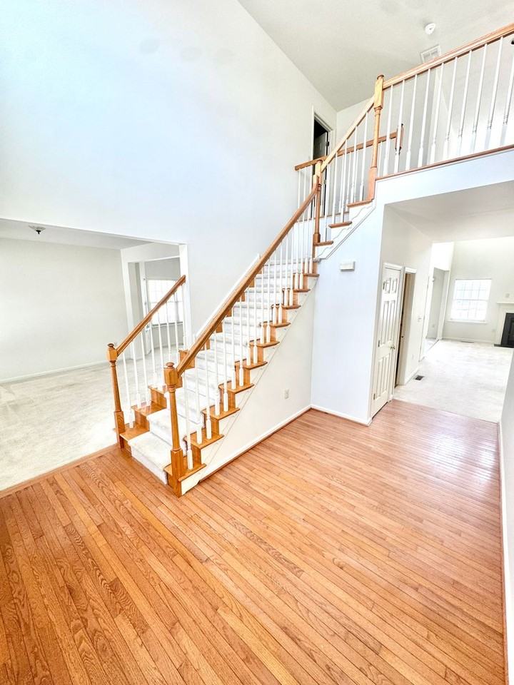 1519 Needles Ln - Photo 3 of 37