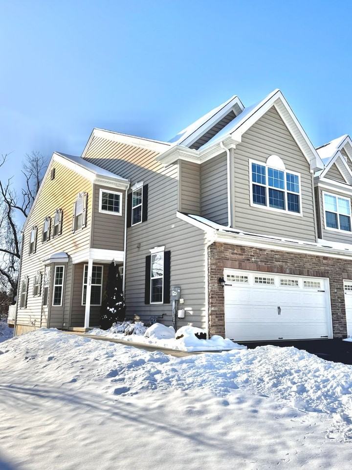 370 Redclover Ln - Photo 2 of 33