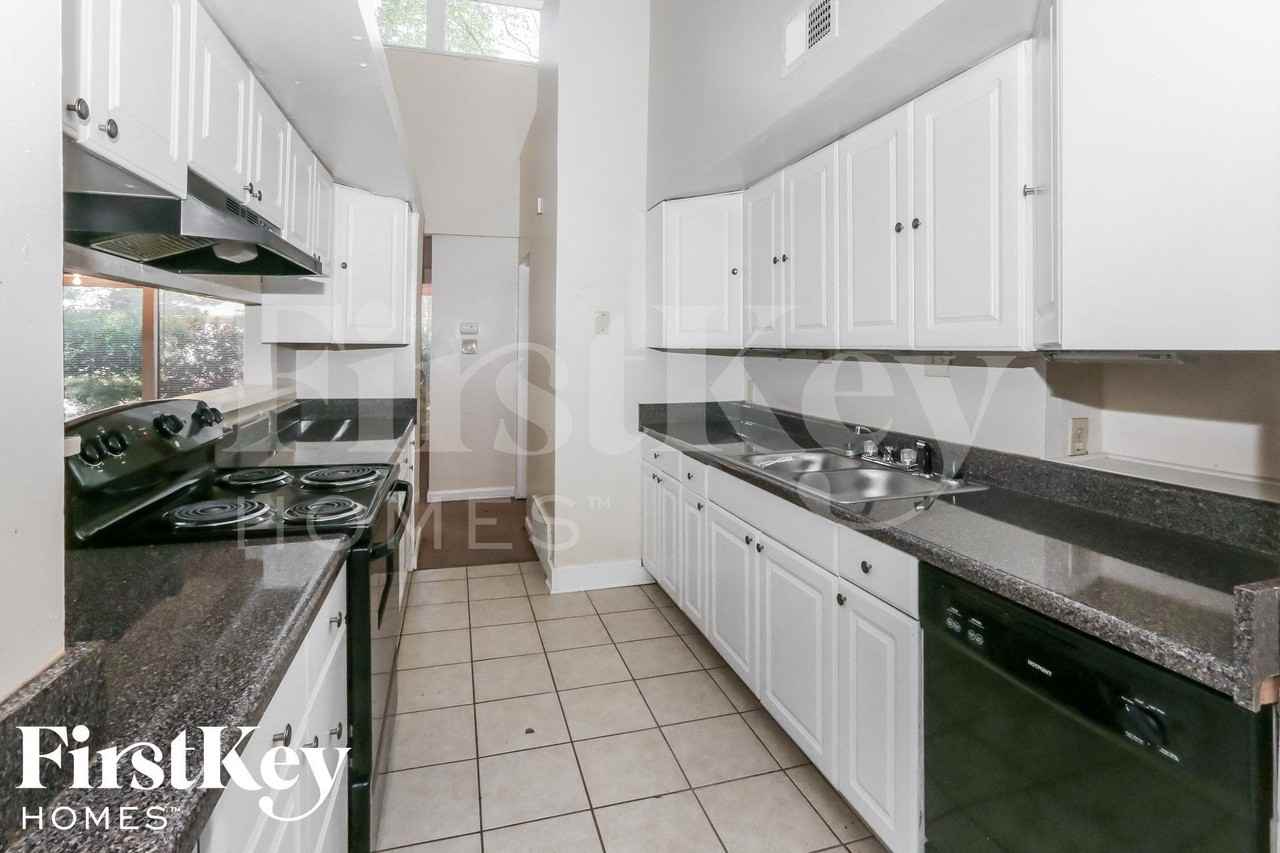 5233 Edenshire Ave - Photo 5 of 15