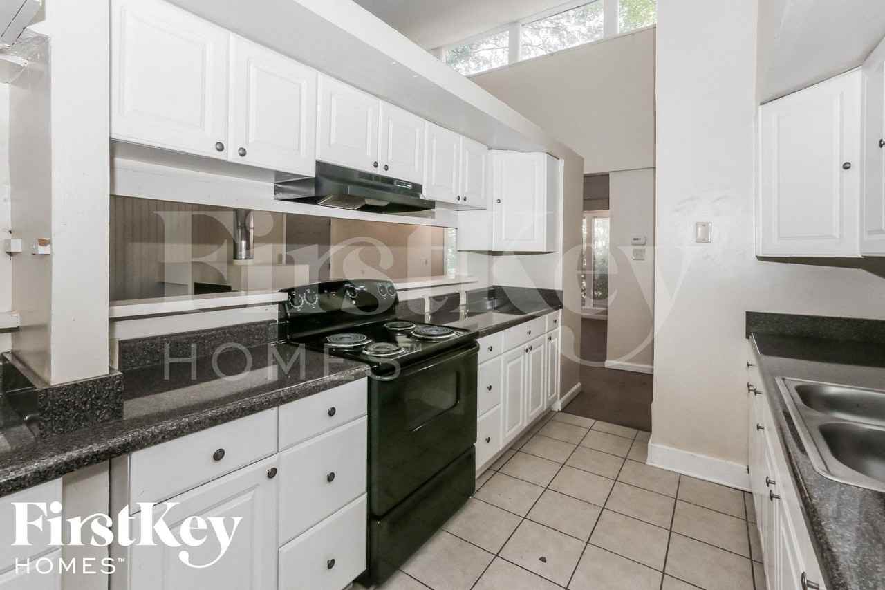 5233 Edenshire Ave - Photo 6 of 15