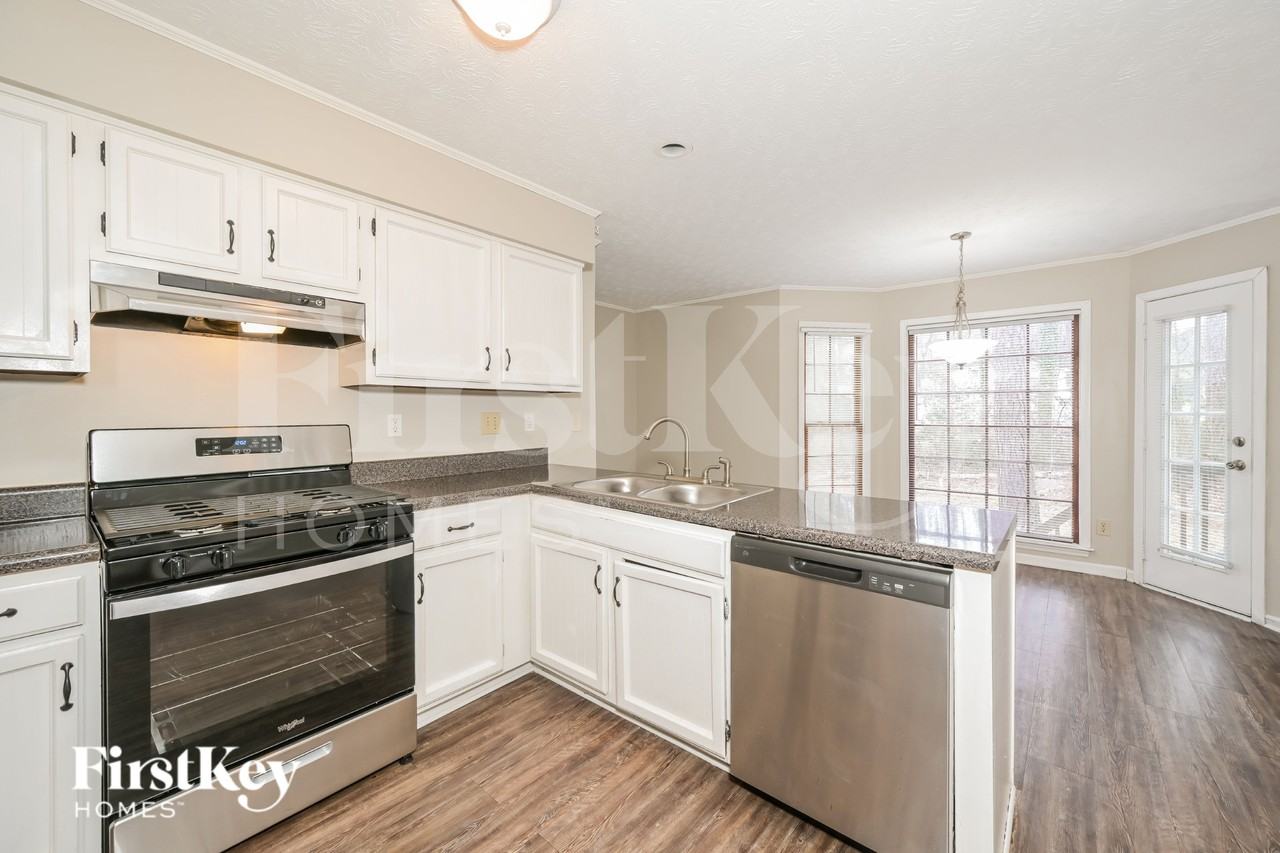 1433 Saint Dunstans Rd - Photo 7 of 19