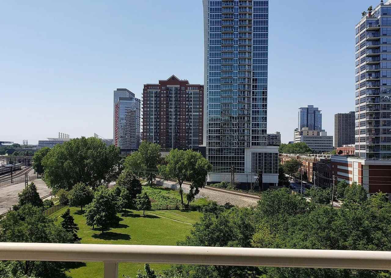 1515 S Prairie Ave #704 - Photo 4 of 10