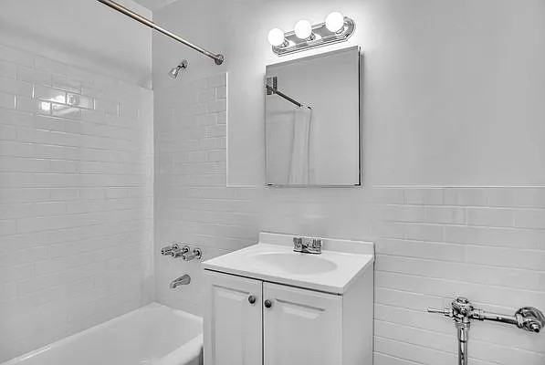 3235 Cambridge Ave #7F - Photo 6 of 7