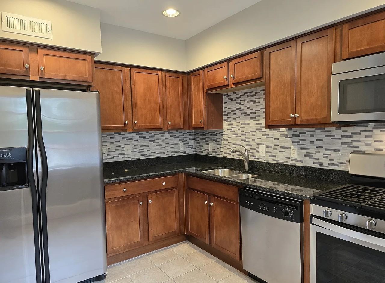 45 E Lock Ln #7 - Photo 3 of 12