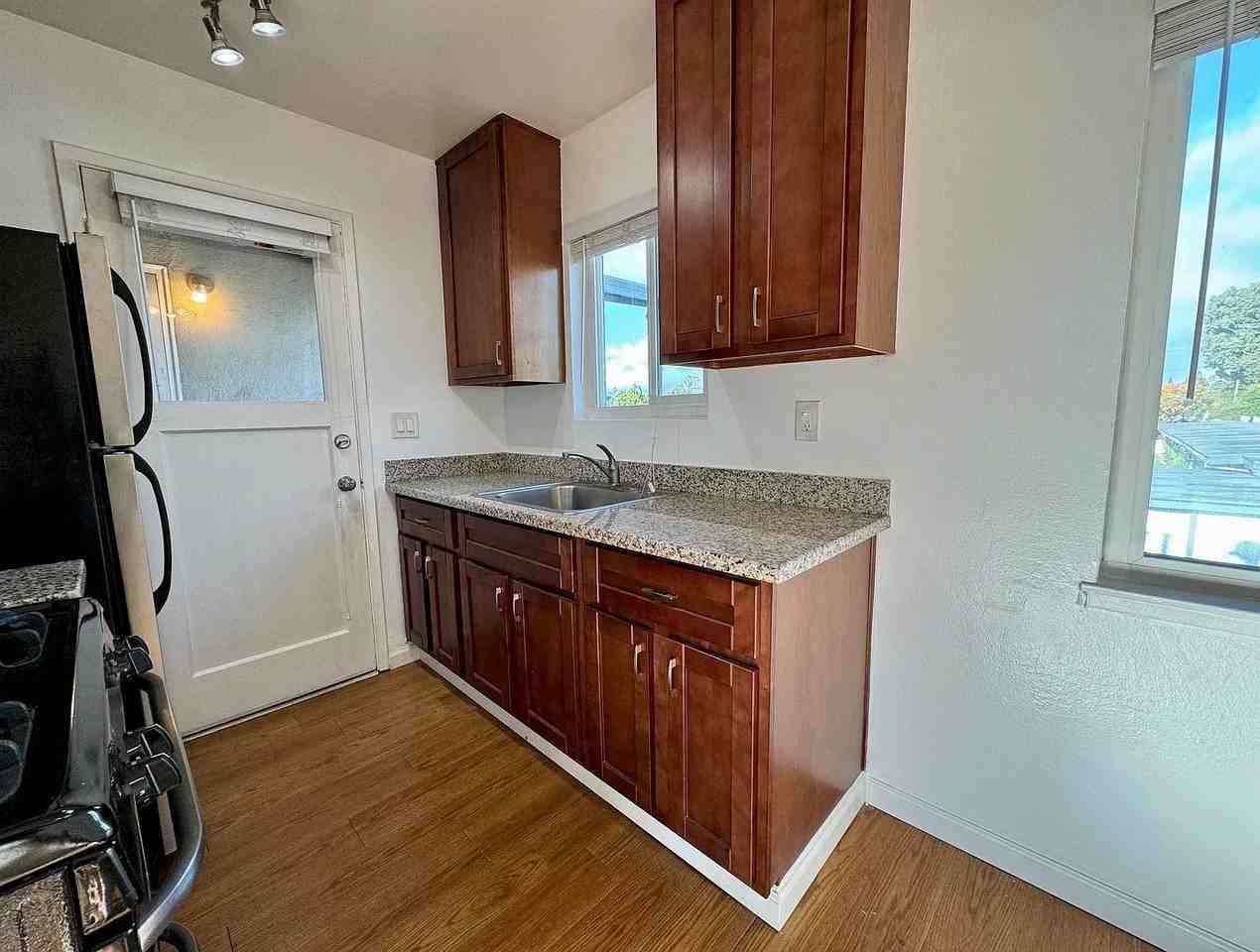 330 Ventura Ave #8 - Photo 5 of 12