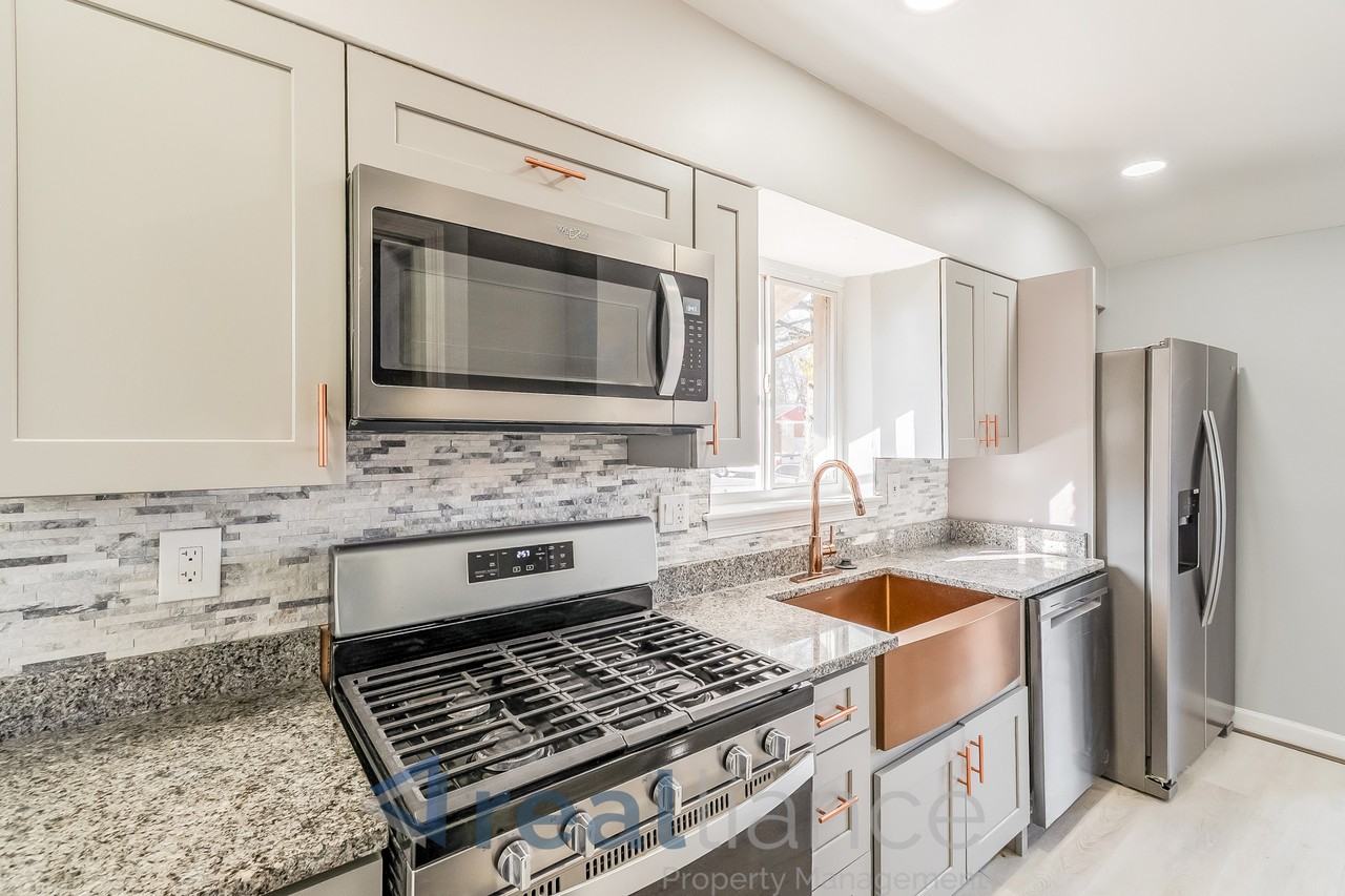 2413 Chapman Rd - Photo 3 of 19