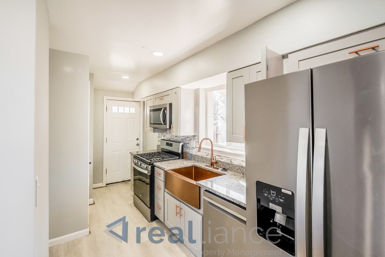 2413 Chapman Rd - Photo 4 of 19