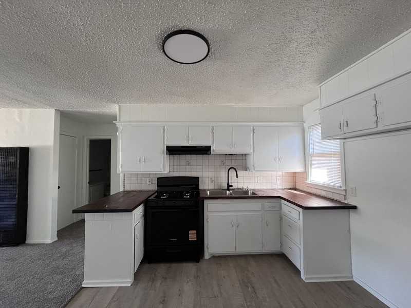 705 47th St - Photo 5 of 11