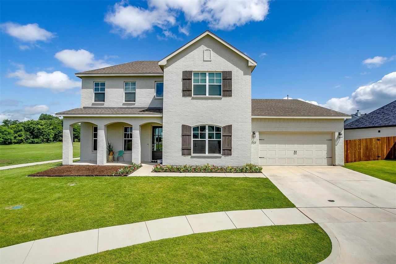 524 W Thoroughbred - Photo 2 of 16