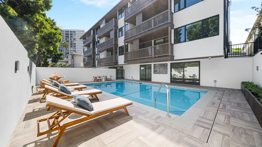 153 San Vicente Blvd - Photo 7 of 12