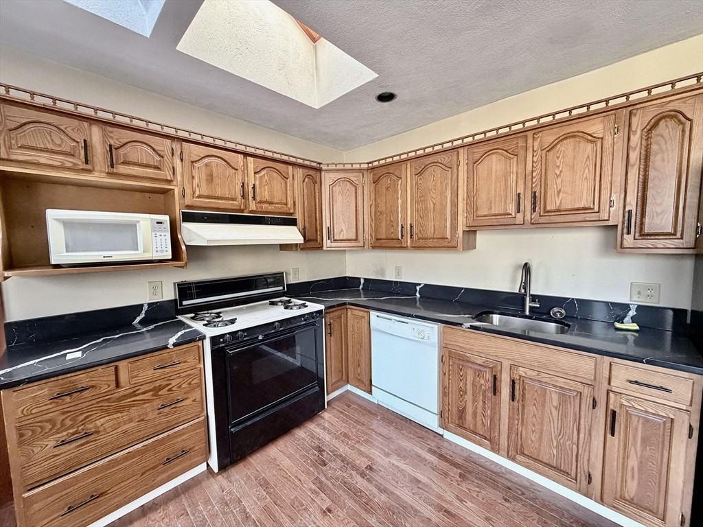 28 Edgeworth St #R - Photo 2 of 19