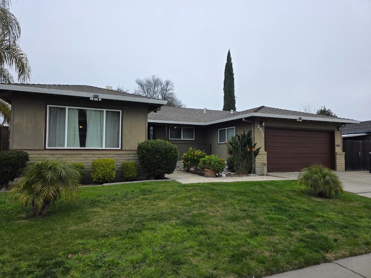 2217 Colonial Ct - Photo 2 of 13