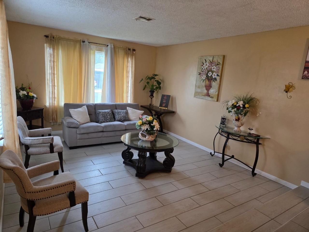 2217 Colonial Ct - Photo 4 of 13