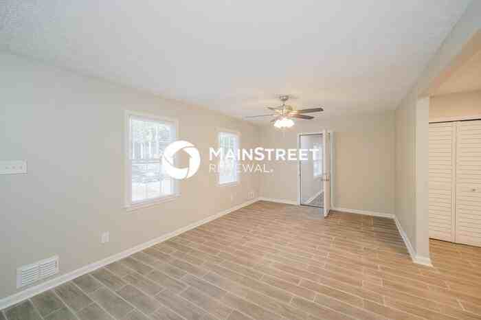 205 Wellington Dr - Photo 3 of 15