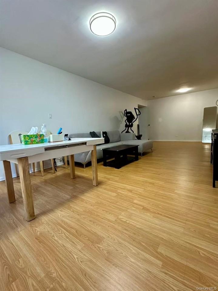 4240 Bowne St Apt 3l #3L - Photo 2 of 9