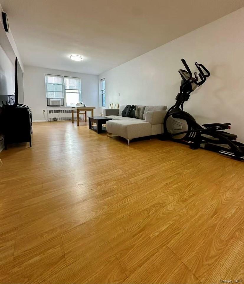 4240 Bowne St Apt 3l #3L - Photo 3 of 9