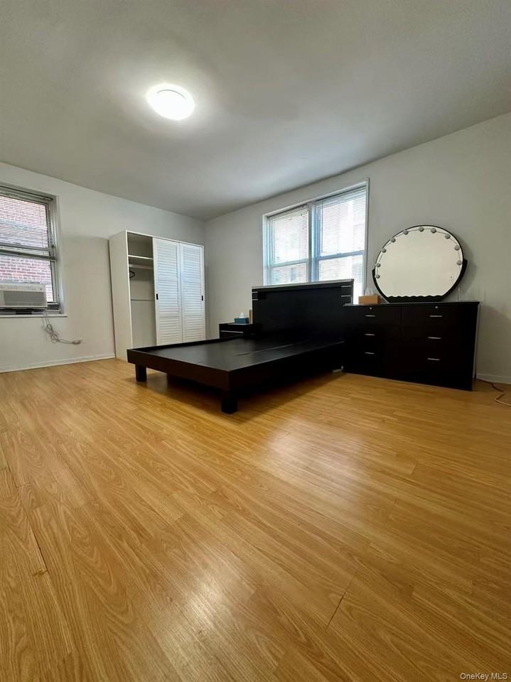 4240 Bowne St Apt 3l #3L - Photo 5 of 9