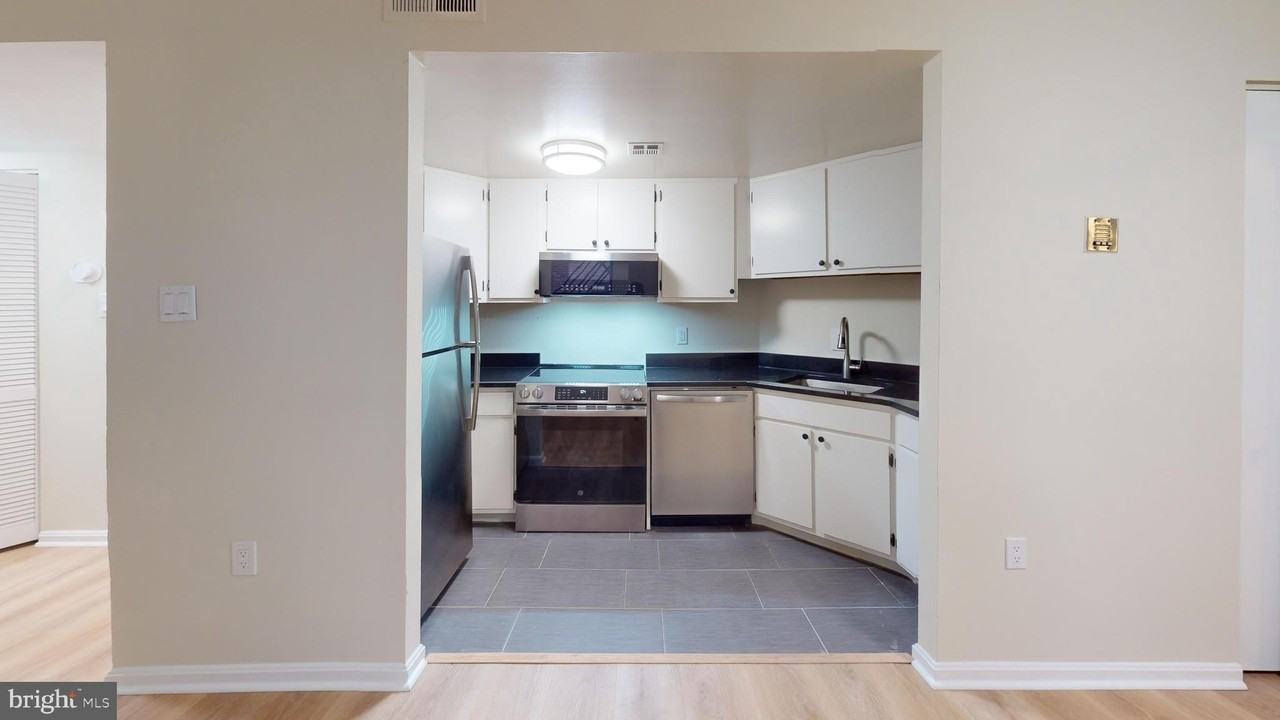 1438 Meridian Pl Nw Apt 102 #102 - Photo 2 of 14