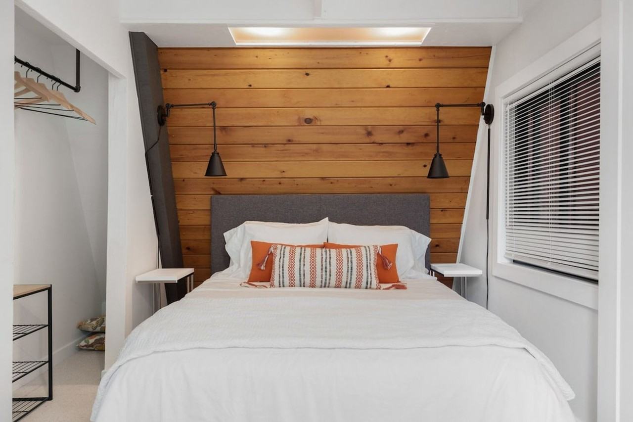 3679 Shorewood Ave #1035994P - Photo 3 of 50