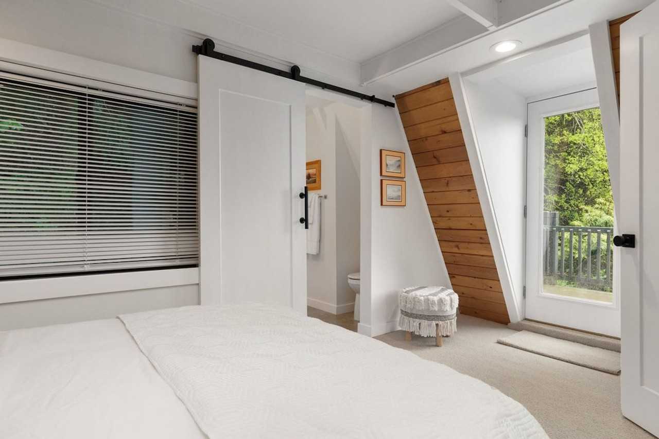 3679 Shorewood Ave #1035994P - Photo 7 of 50