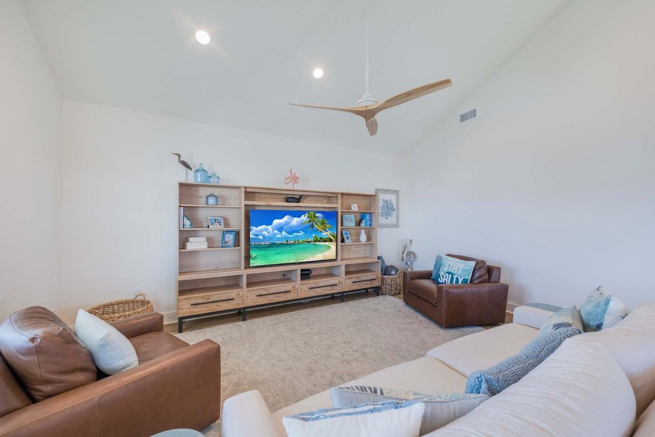 119 6th St #1369222P - Photo 3 of 44