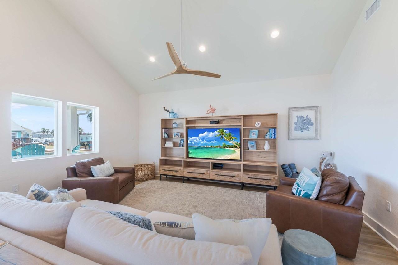 119 6th St #1369222P - Photo 4 of 44