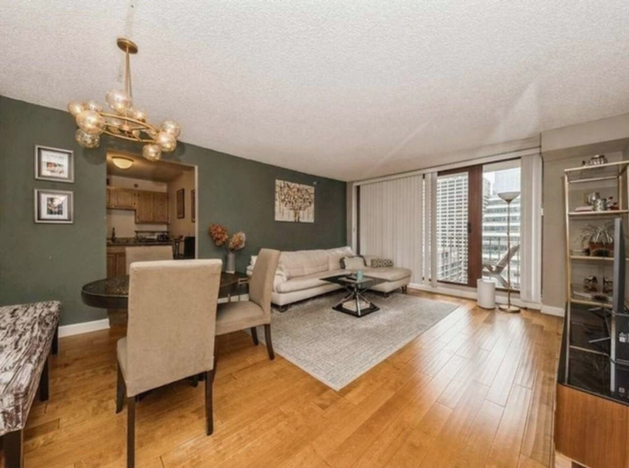 224 N Clark St #1397246P - Photo 2 of 6