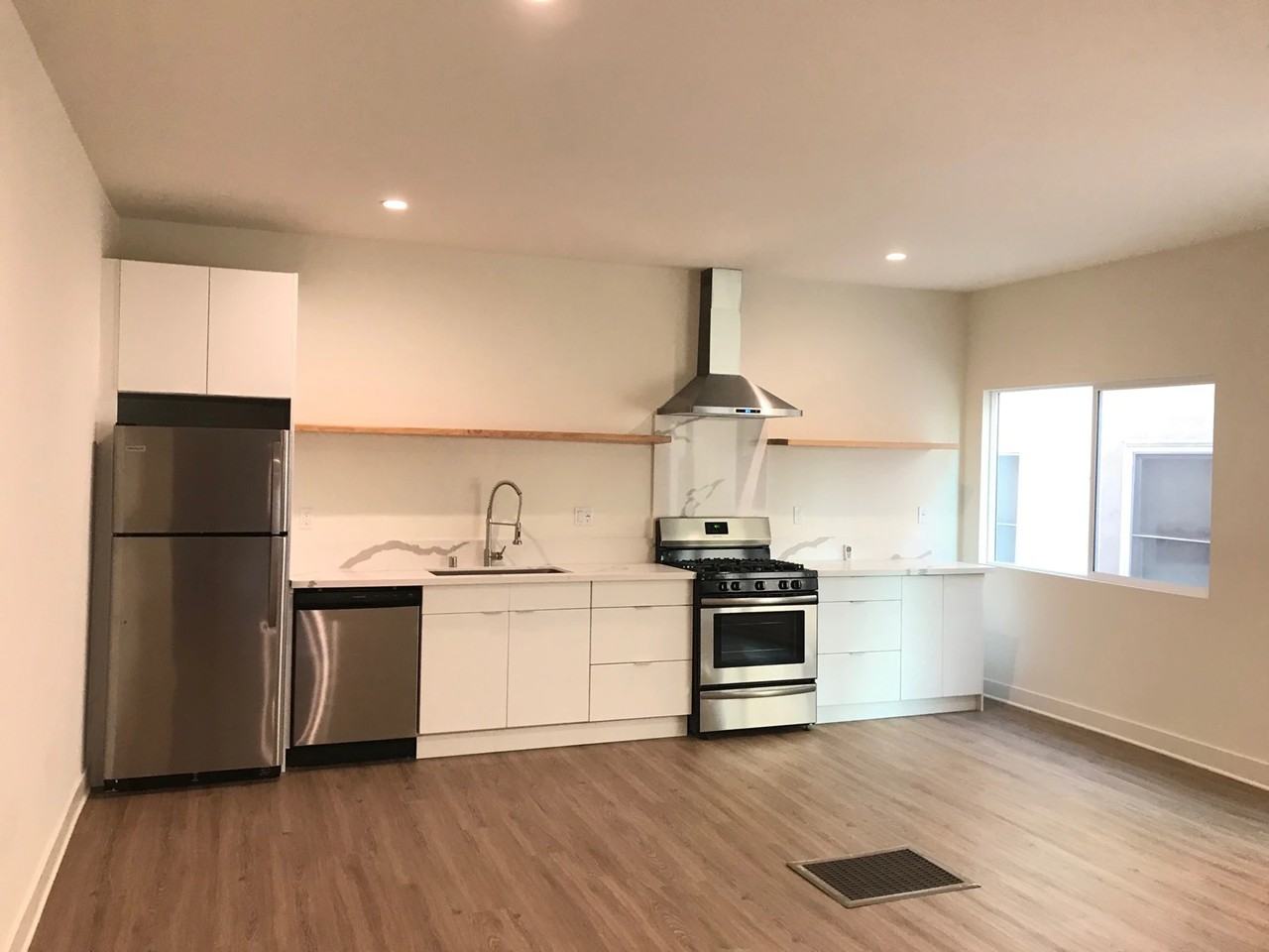 1327 N Kingsley Dr - Photo 2 of 18