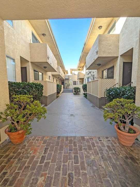 1335 S Carmelina Ave - Photo 3 of 29