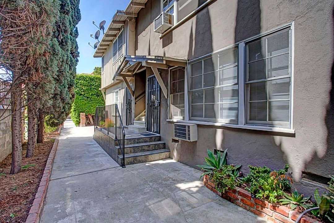 1532 S Bundy Dr - Photo 4 of 30