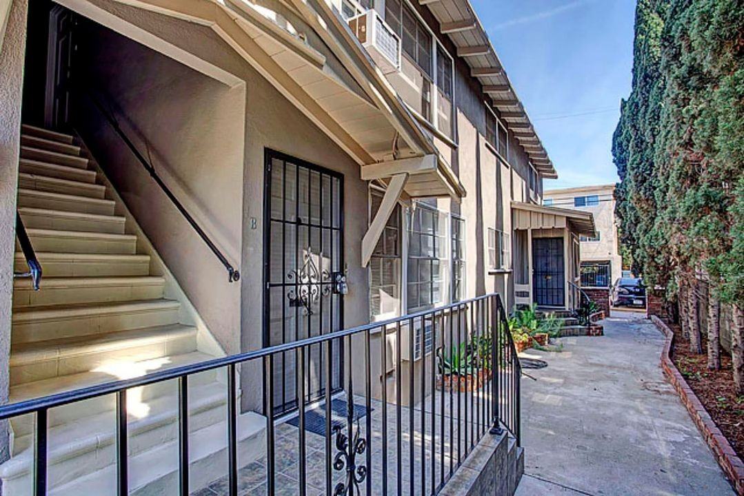 1532 S Bundy Dr - Photo 5 of 30