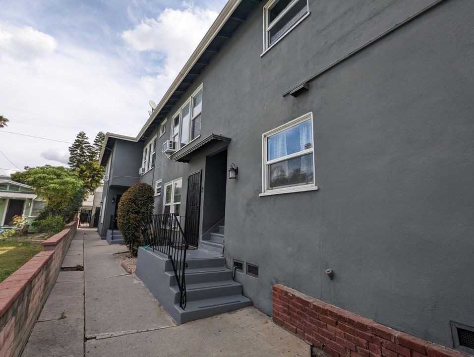 6127 Romaine St - Photo 4 of 35