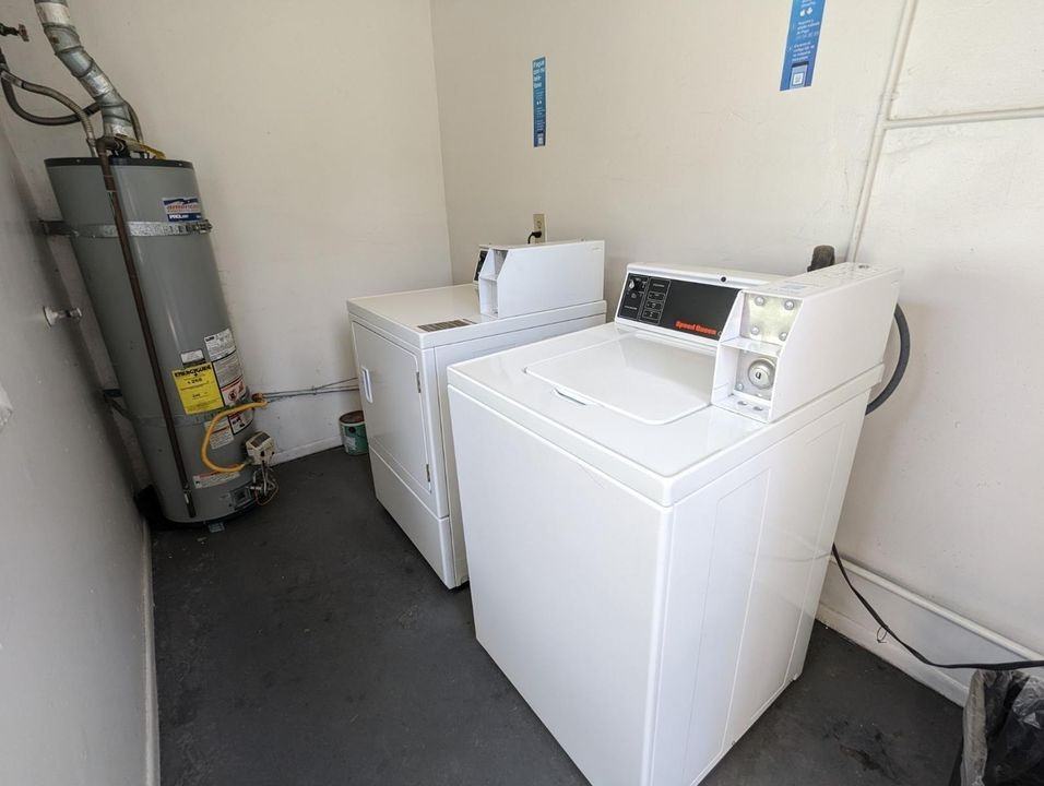 6127 Romaine St - Photo 5 of 35