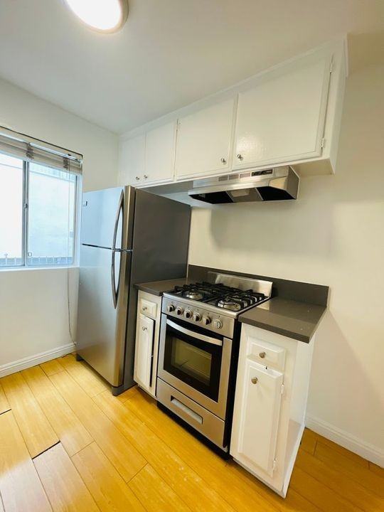 739 N Sweetzer Ave - Photo 4 of 21