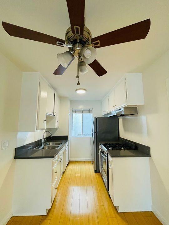 739 N Sweetzer Ave - Photo 5 of 21