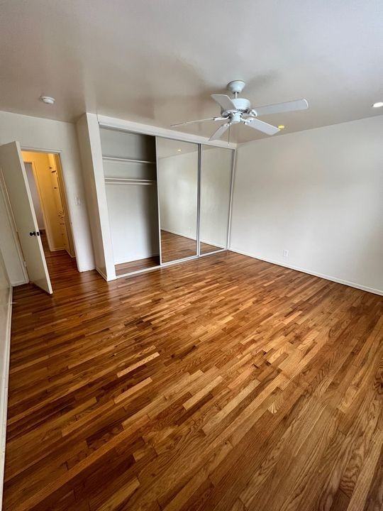 817 S Windsor Blvd - Photo 4 of 33