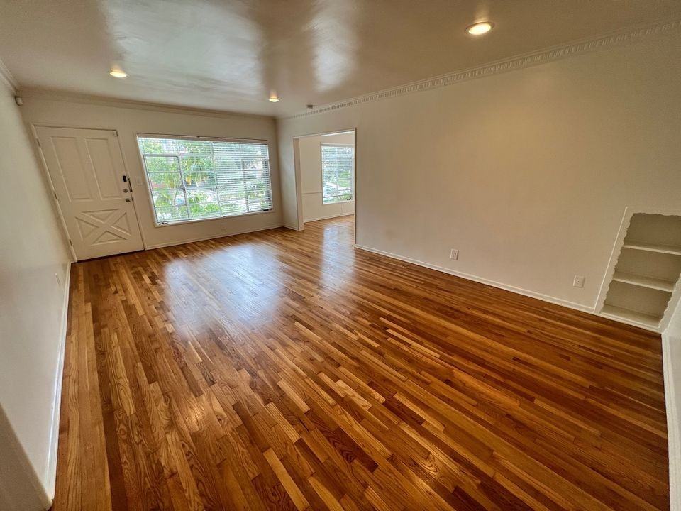 817 S Windsor Blvd - Photo 5 of 33